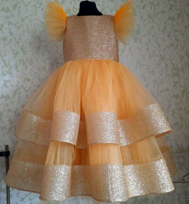 Нова золота сукня.