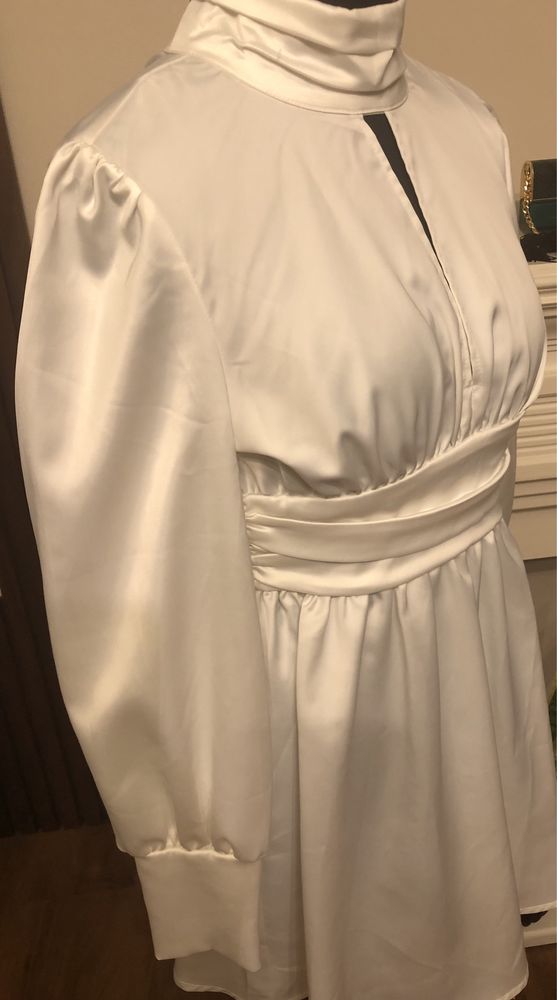 Biala satynowa sukienka