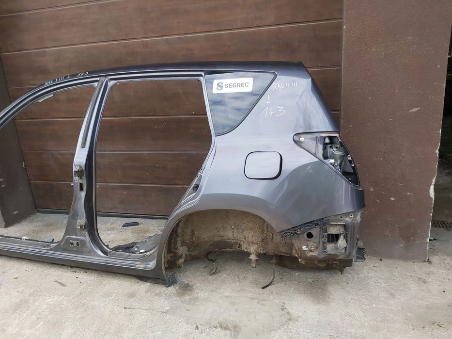Toyota Rav4 III 2006 - 2012r błotnik lewy bok próg słupek ćwiartka lewa