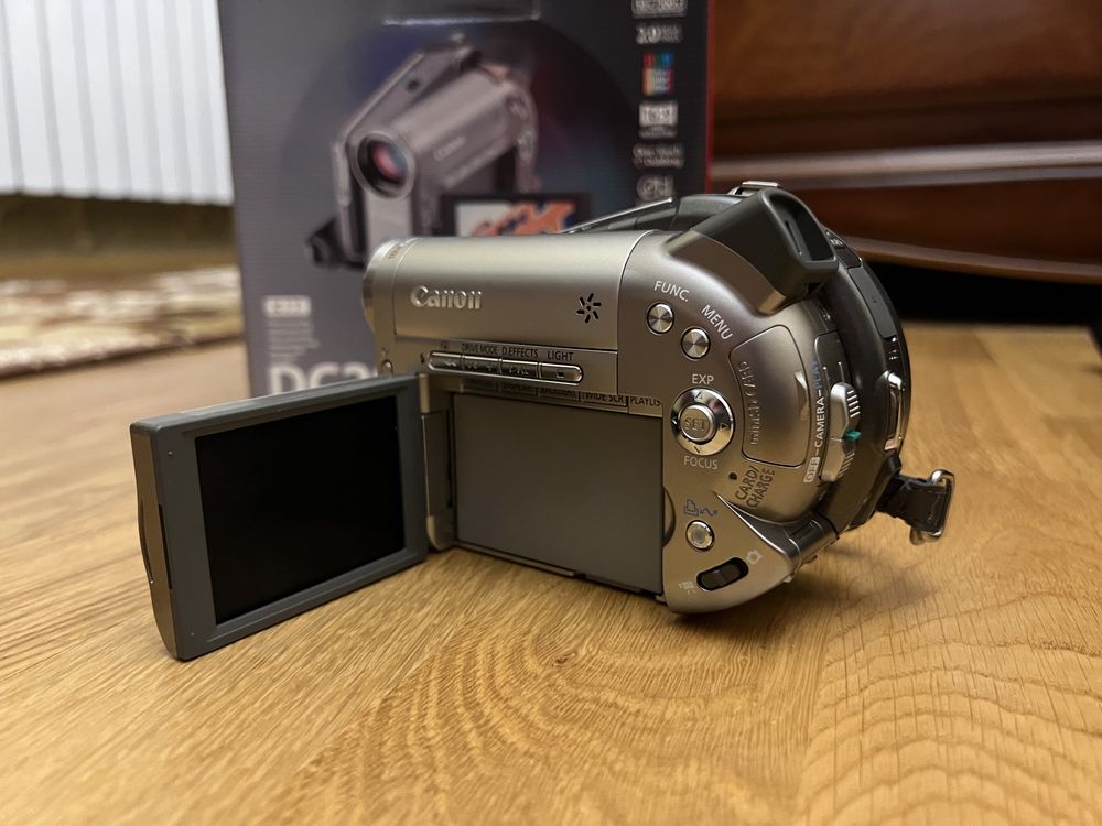 Видеокамера Canon DC20