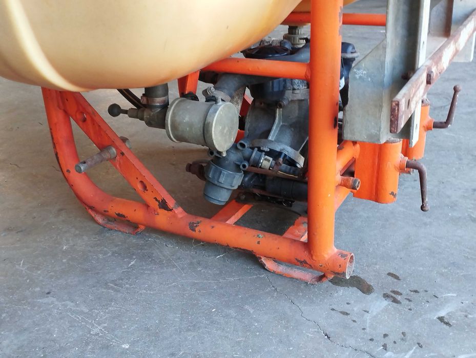 Pulverizador  / atomizador marca Rocha de 500 litros com barras