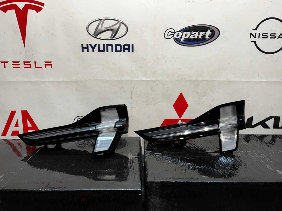 ліхтар в кришку багажника правий Ford Mustang Mach-E