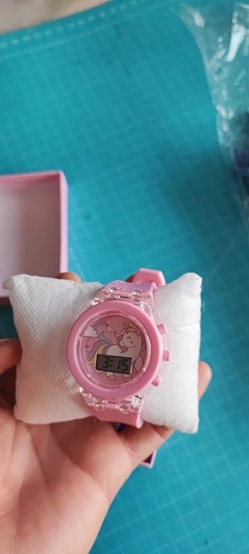 Дитячий годинник для дівчинки з підсвіткою подарунковий в коробці