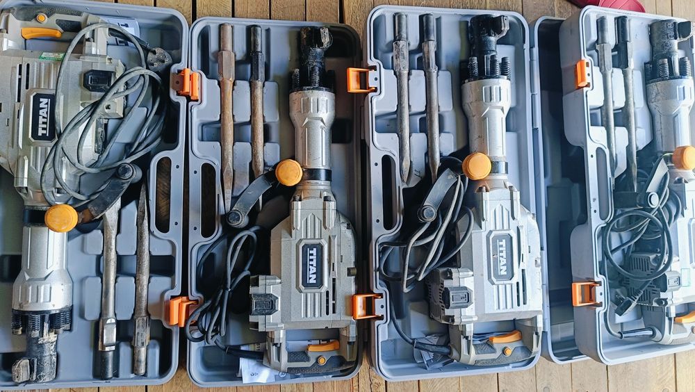 Młot wyburzeniowy Titan udarowy 50J 1700W TTB811DRH 16,4 kg