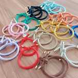 Pulseiras com iniciais.