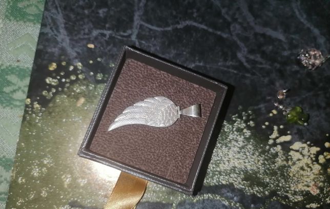 Wisiorek srebrny dwustr. rzeźbiony skrzydło anioła artysta jubiler pol