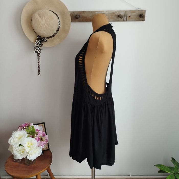 Sukienka H&M czarna S (36) – letnia, rozkloszowana, ażurowa, wyciecie