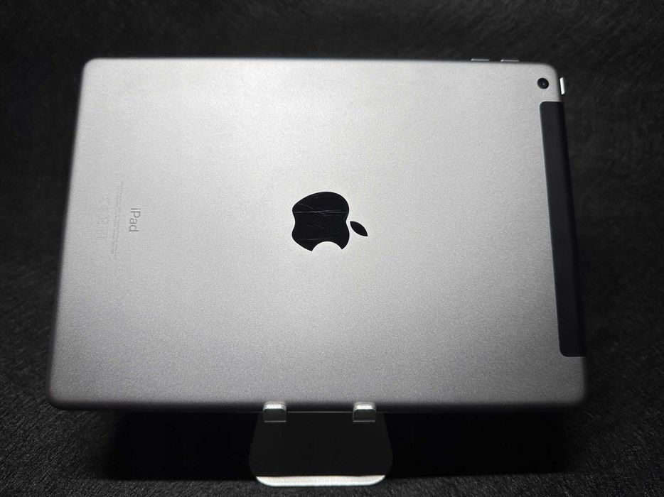 Tablet Apple iPad A1954 6th Gen 9,7" 2 GB 32 GB Wi-Fi + ładowarka