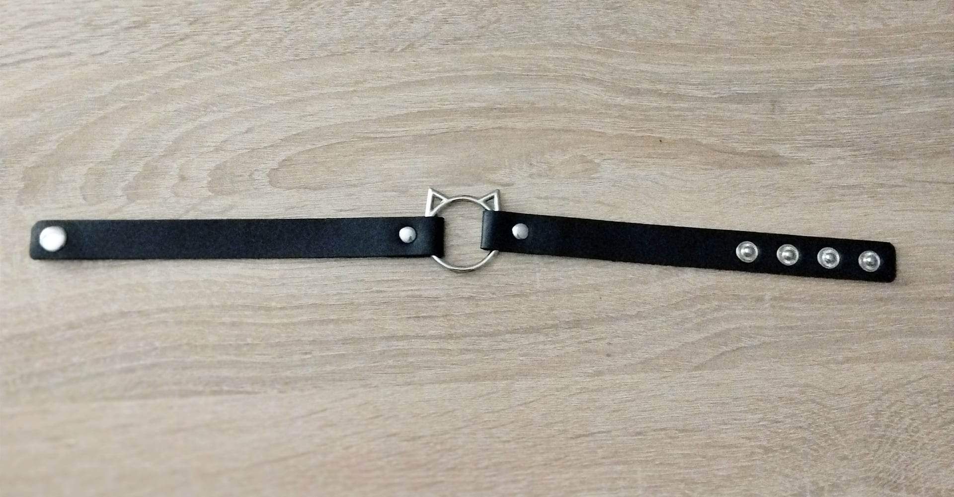 Choker kotek na szyję