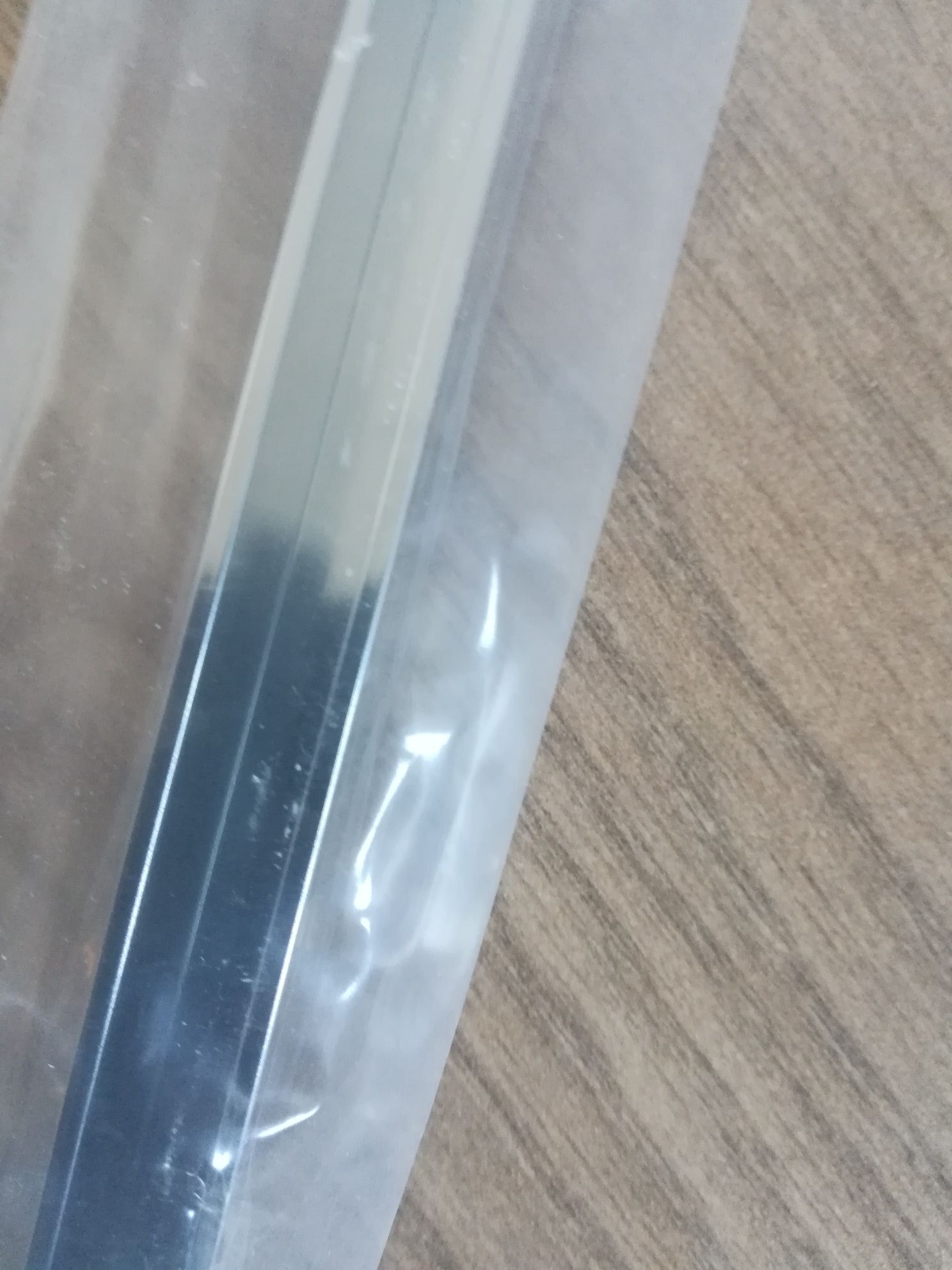 Aluminiowy profil U przeznaczony do montażu szkła o grubości 8mm