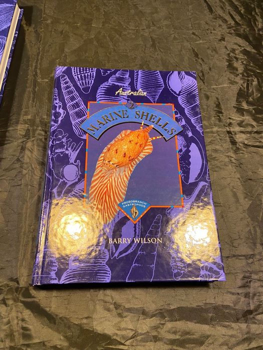 2 livros de coleção conchas