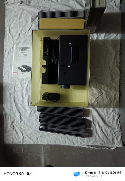 Projector de diapositivos + caixas como novo