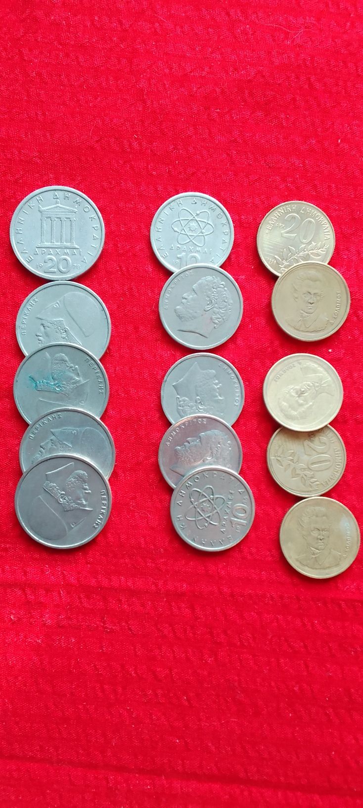 Фунти Великобританіі та монети Греціі.