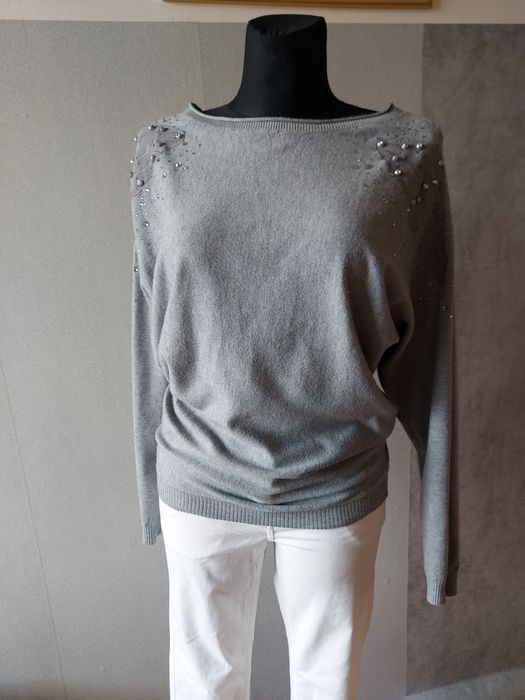 Szary włoski sweterek z modalu, ozdobne ramiona