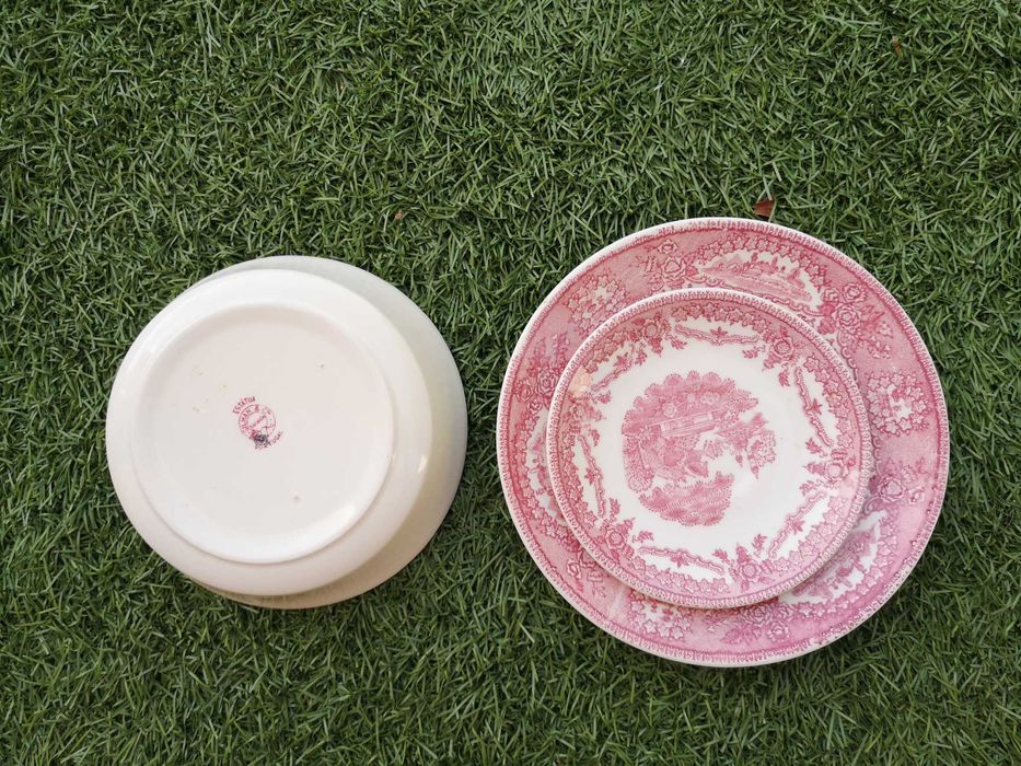 Conjunto de pratos e taças