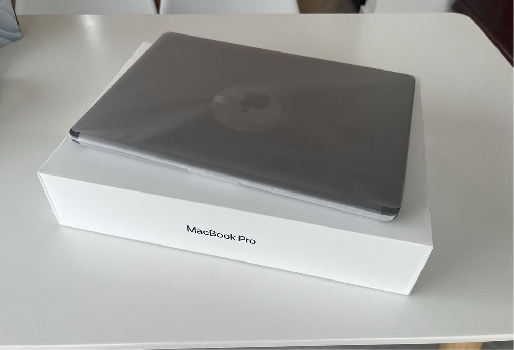 MacBook 13 Pro A2251 16GB 1TB + hub satechi