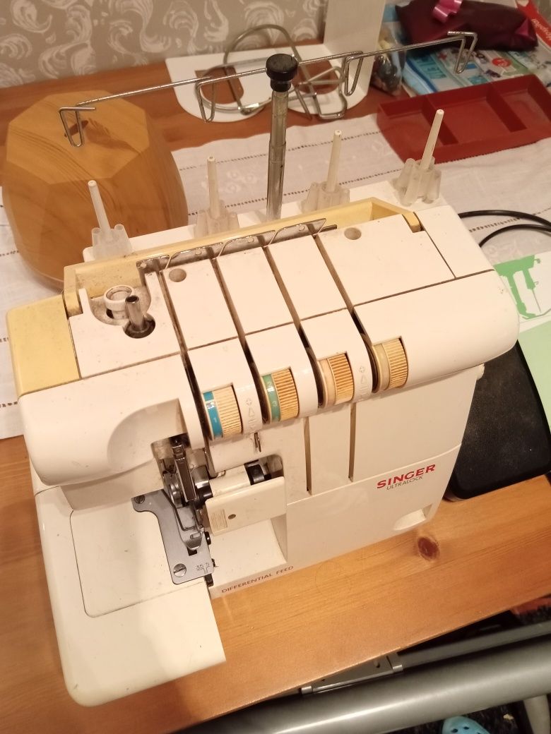 Máquina Costura Overlock Portátil SINGER Ultralock