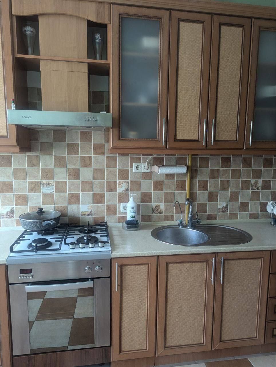 Кутова кухня б/в у чудовому стані, з мийкою та витяжкою