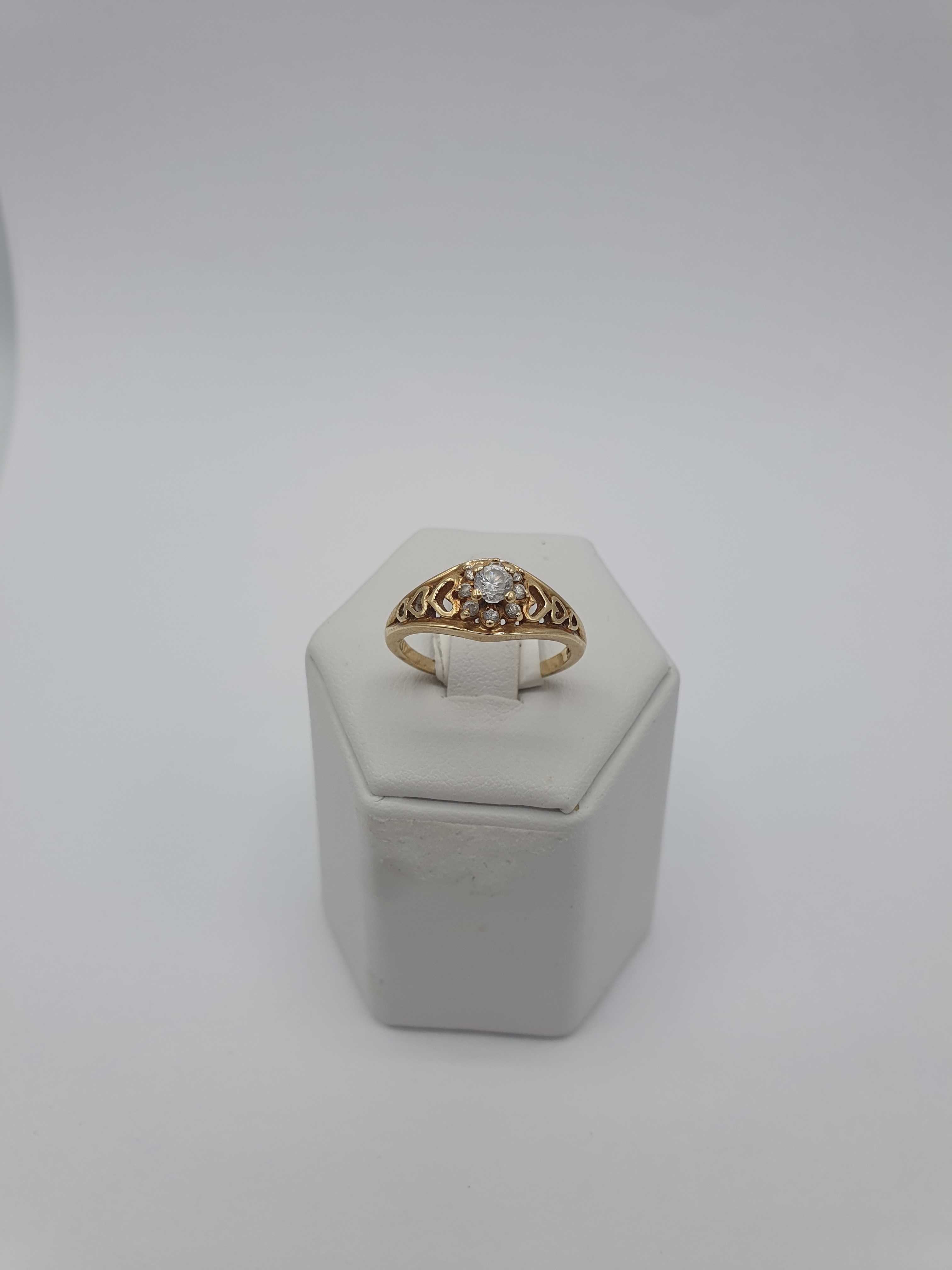 Złoty pierścionek z cyrkoniami P:585 / G:3,30