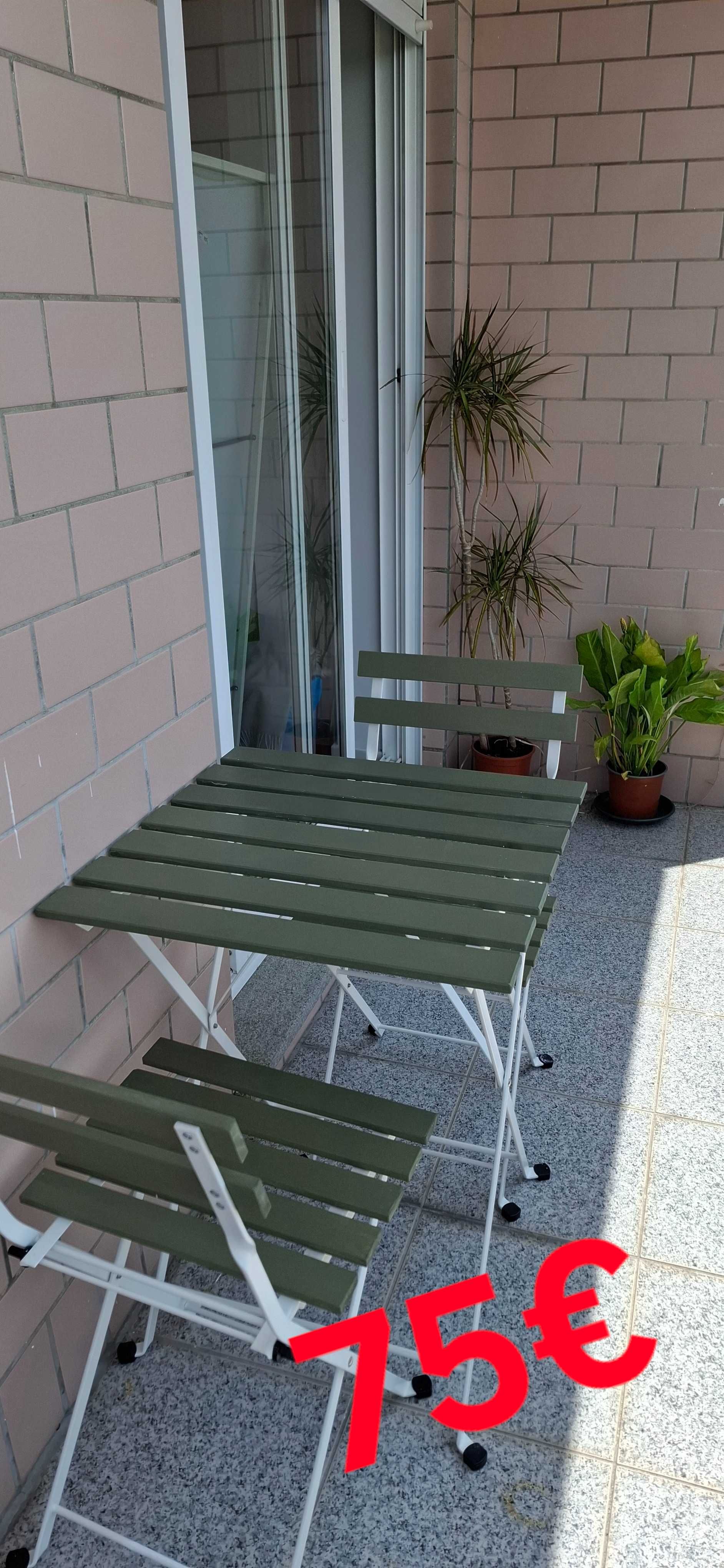 Mesa de jardim com duas cadeiras