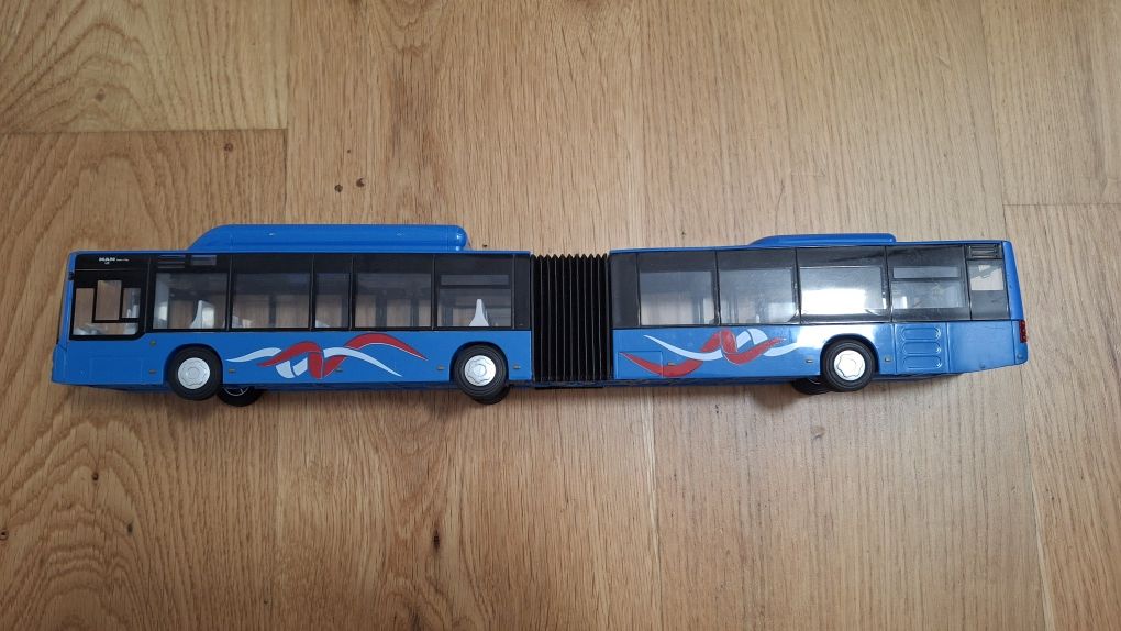 Długi niebieski przegubowy autobus Man