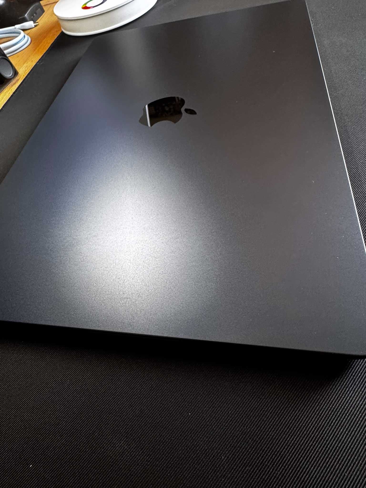 MacBook Air 15" M2 8/256 + Case UNIQ, GWARANCJA
