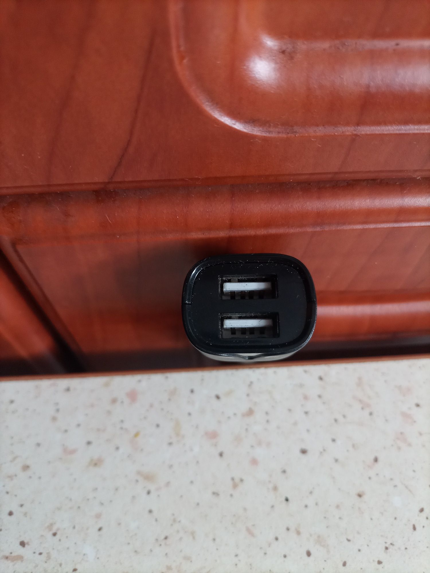 Polska ładowarka samochodowa maXlife z 2 x USB.