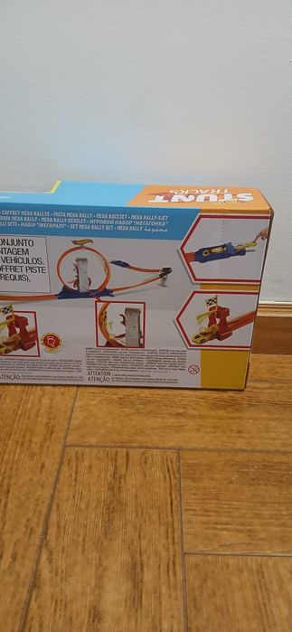 Pista Hot Wheels com dois veiculos