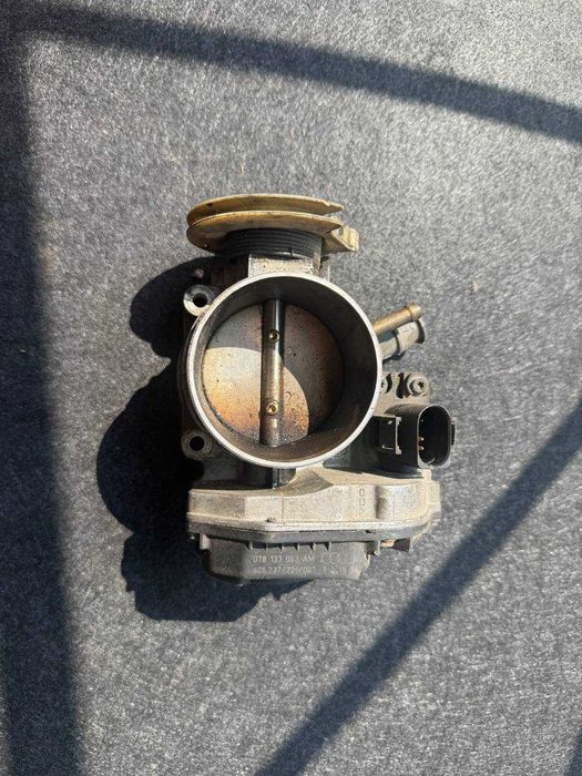 Дросельна заслонка 078133063AM VAG Audi A4 A6 A8 VW Passat 2.4 2.6 2.8