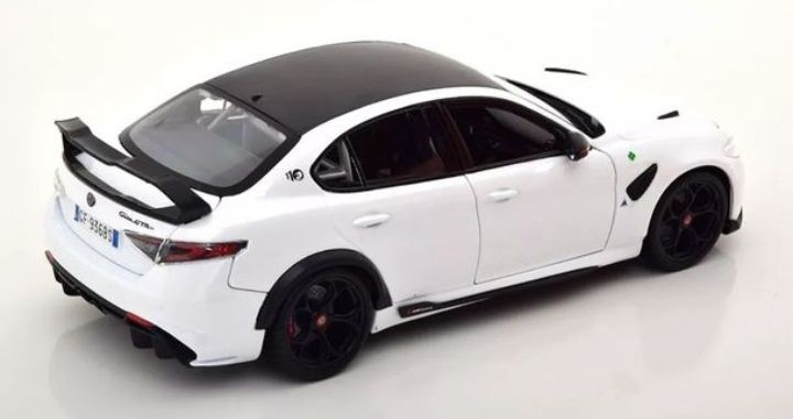 Alfa romeo giulia GTAM 2022 escala 1:18