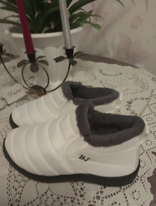 Продам нові жіночі теплі снігові чобіткі.