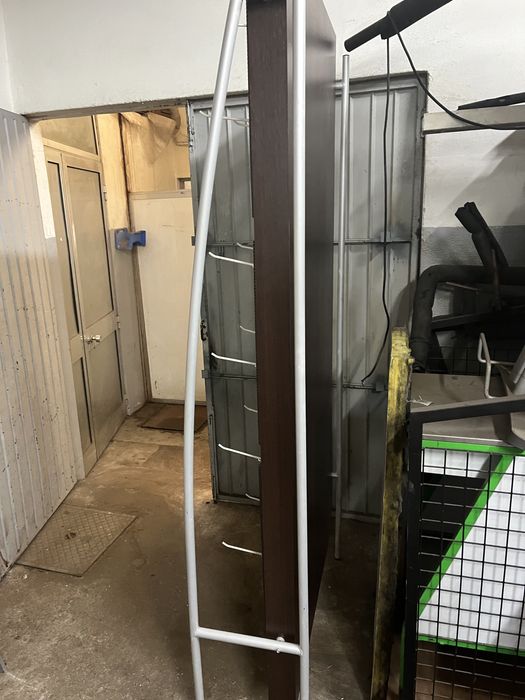 Expositor em chapa e madeira com 18 ganchos