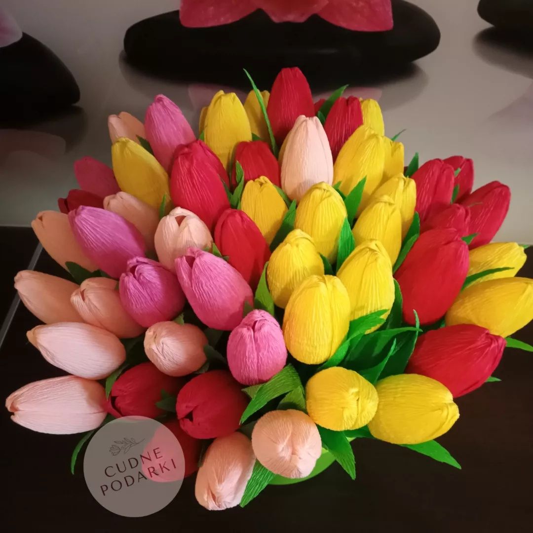 Tulipany z krepiny do wiosennych dekoracji