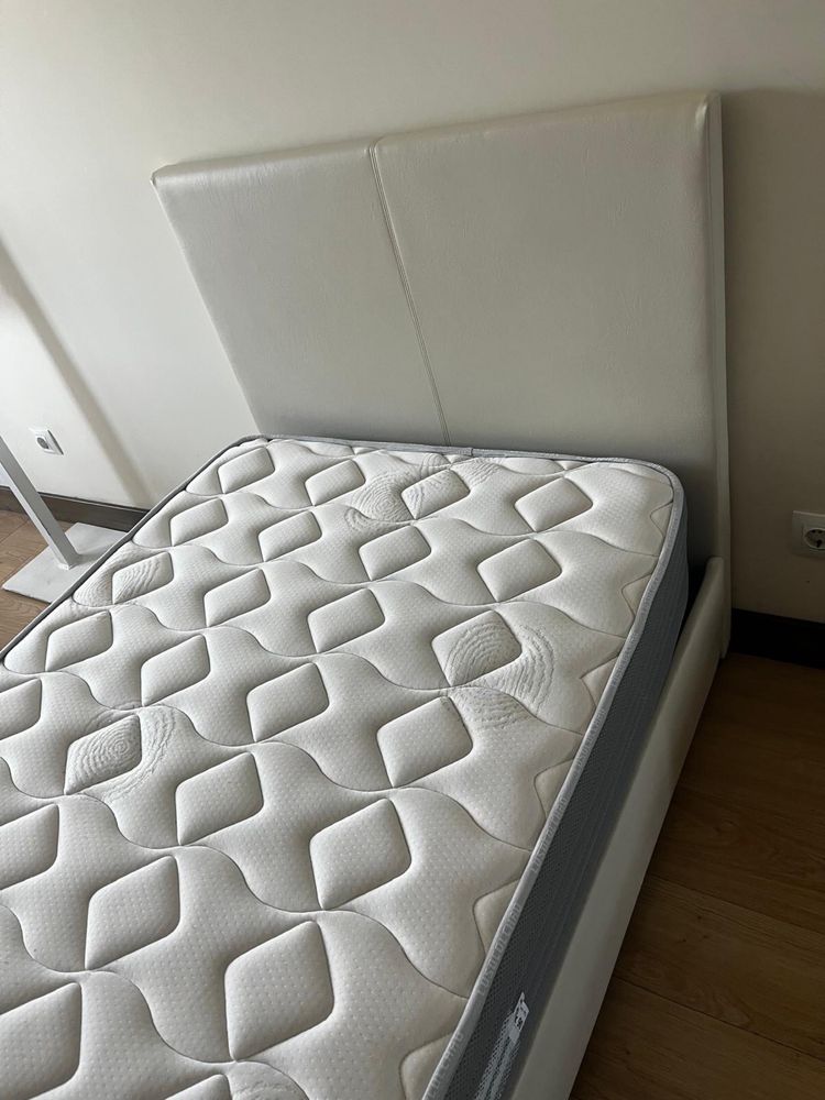 Cama de solteiro com colchão e estrado