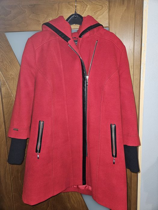 Czerwony płaszcz zimowy elegancki