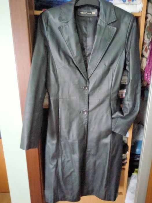 Casaco comprido preto em cabedal