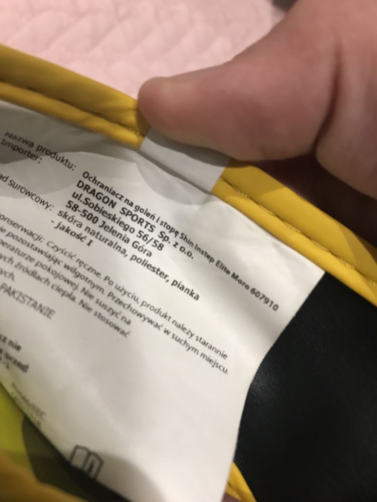 Zestaw do kickboxingu rękawice i ochraniacze na piszczel i stopy