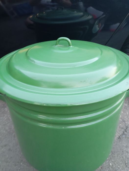 Duży garnek z przykrywką