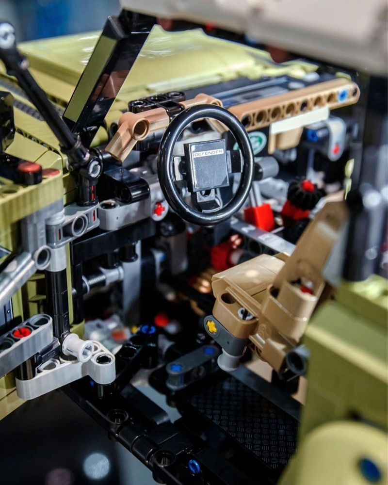 Конструктор Land Rover Defender 1/1 з LEGO