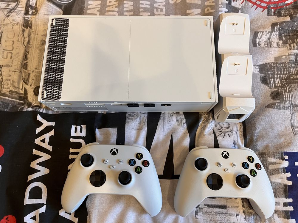 Xbox Series S + 2 геймпада + зарядная станция