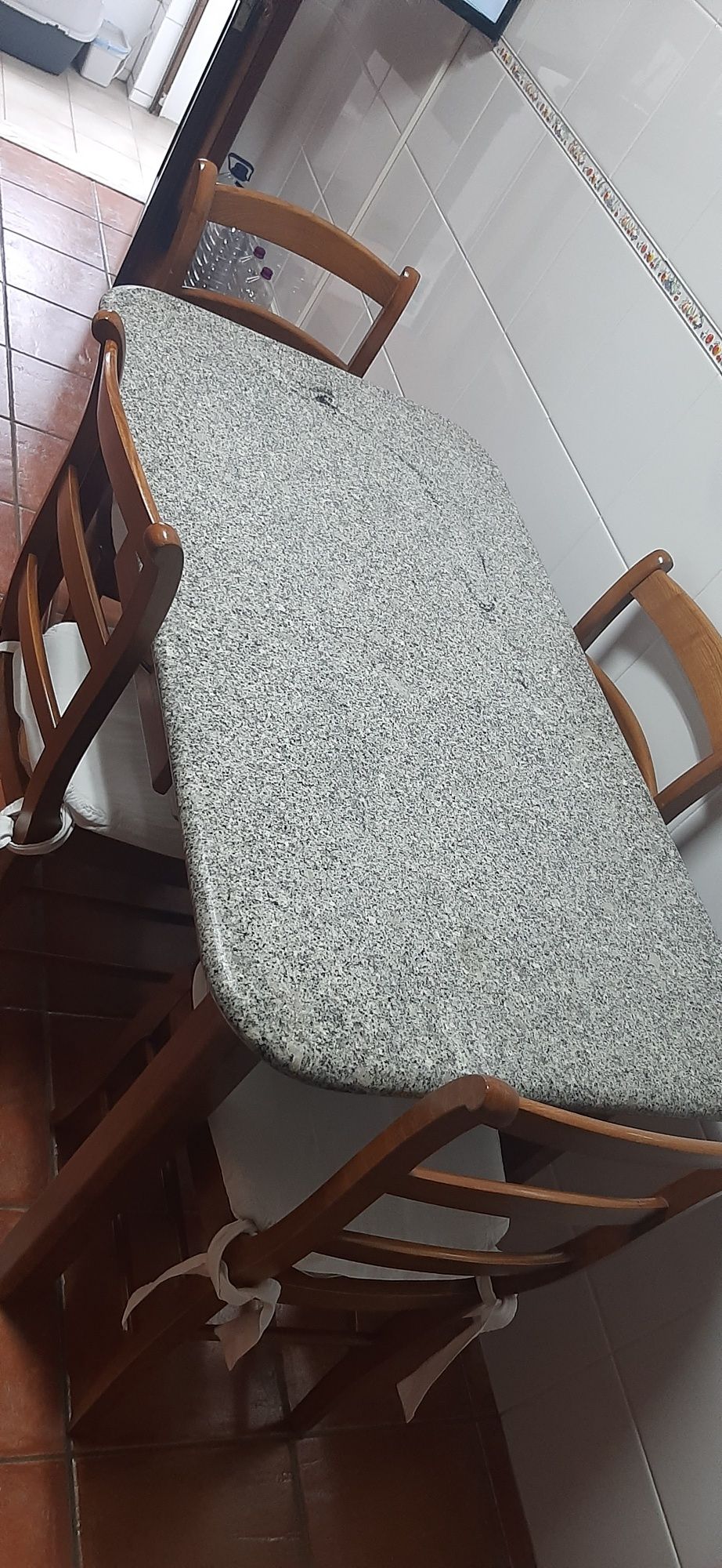 Mesa de cozinha + 4 cadeiras