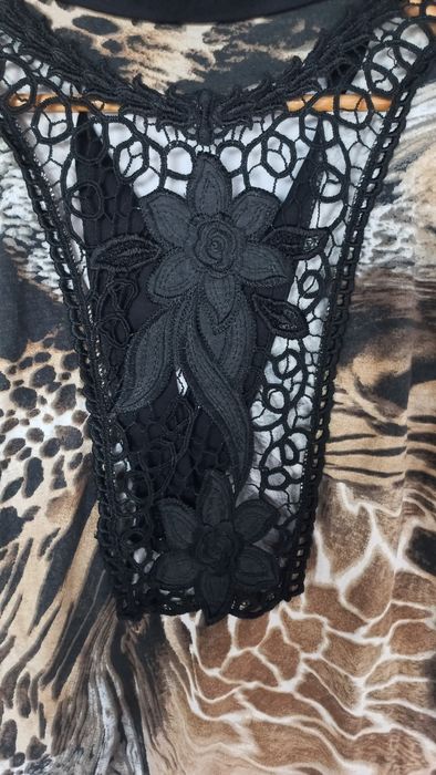 Blusa estampada com renda nas costas