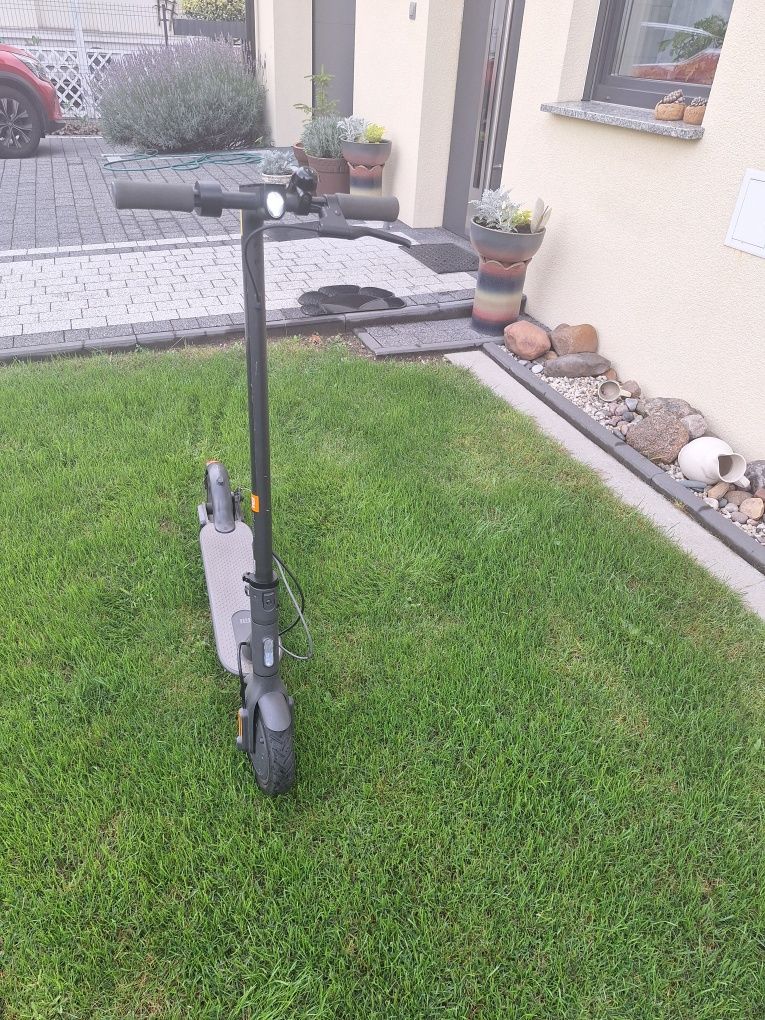 Na sprzedaz elektryczna hulajnoga xiaomi mi essential