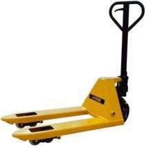 Porta-paletes hidráulico com garfos largos para paletes de fruta.