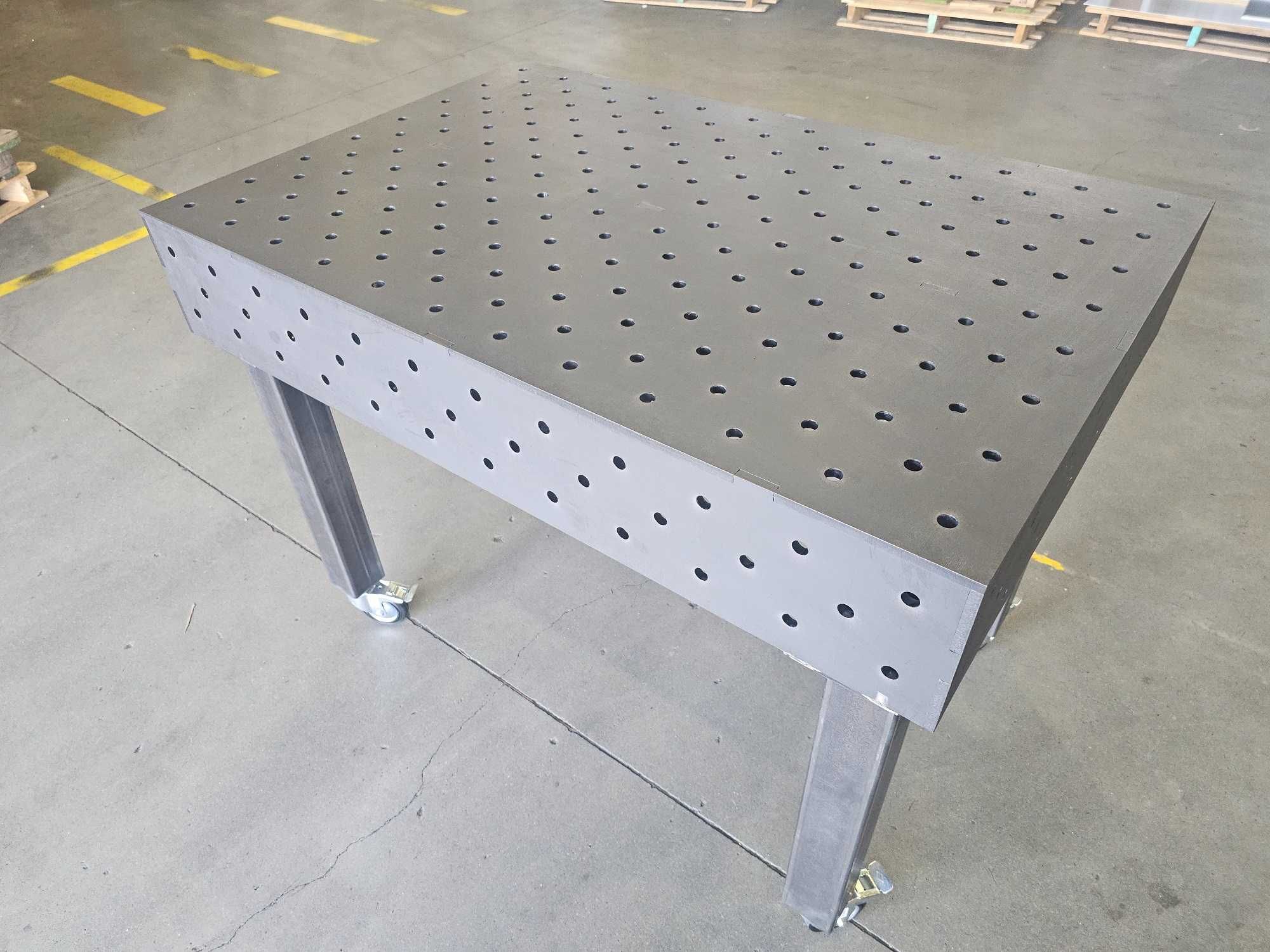 Stół spawalniczy 1200x800x200 gr.10 kółka z hamulcem