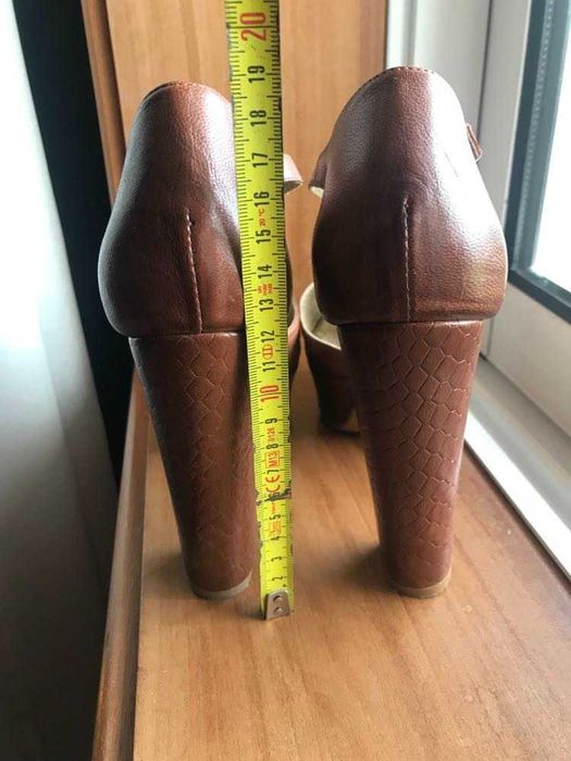 Sandália castanha pele