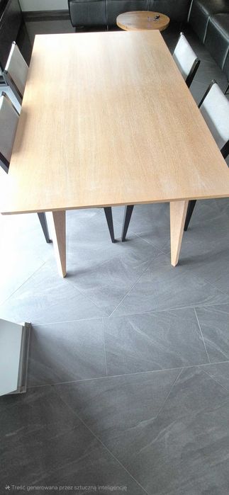 Stół prostokątny.
