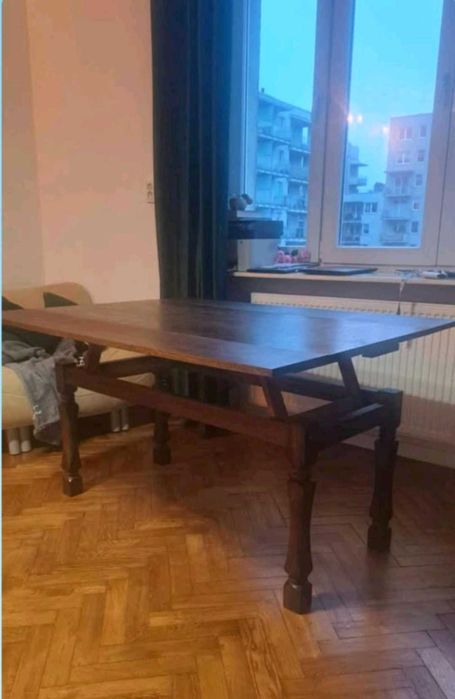 Duży drewniany stół