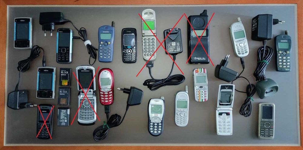 Telemóveis e acessórios antigos não funcionais coleção