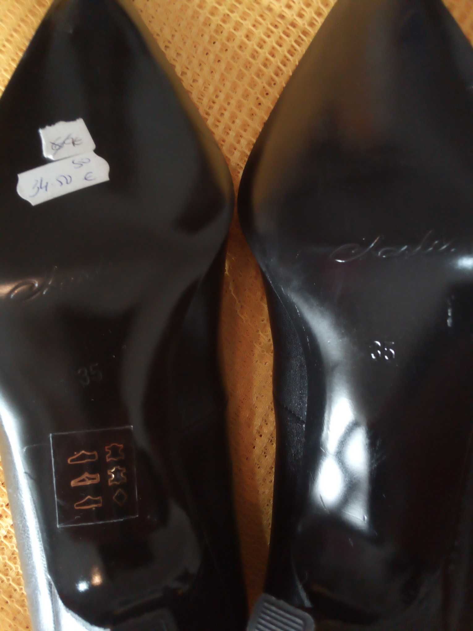 Sapatos de senhora da marca Charles, medida 35